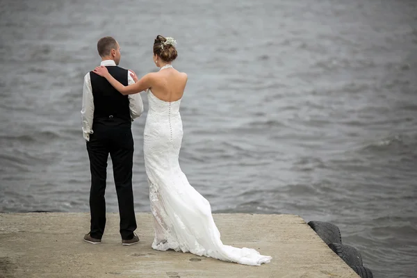 Iskelede couple — Stok fotoğraf