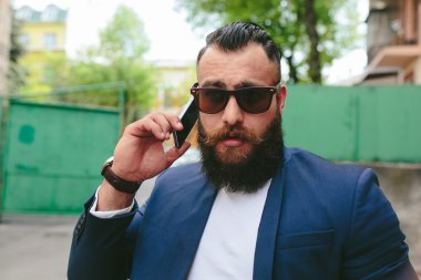 Sakallı işadamı seyir telefon