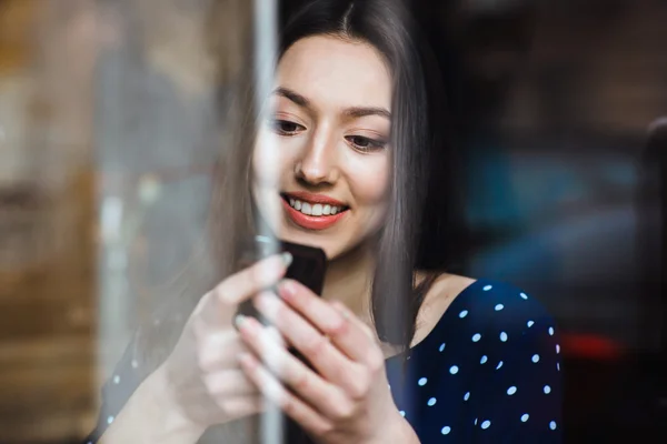 Mladá dívka poslech hudba — Stock fotografie