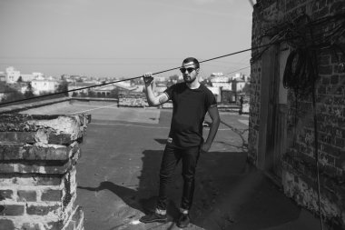 Selvedge kotla poz veren kendinden emin bir adam.