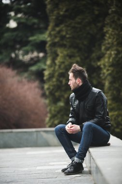 Kot pantolon ve siyah ceket koltuk bir levha üzerinde bir adam giymiş