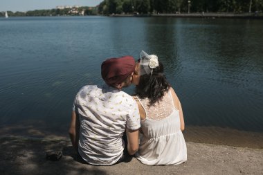 Güzel çift nazikçe sarılıyor.