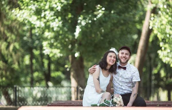 Belo casal na cidade — Fotografia de Stock