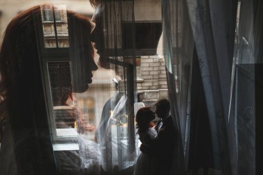 Otel odasındaki çift.