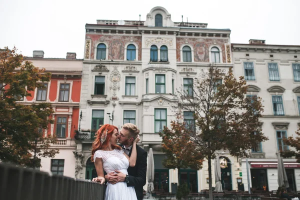 Casamento casal beijando — Fotografia de Stock