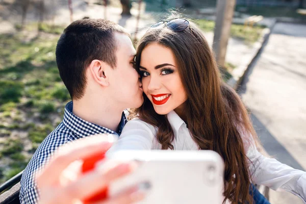 Bonito jovem casal — Fotografia de Stock