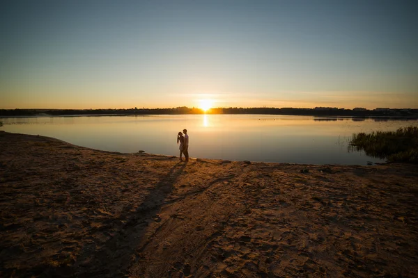Couple in sunrise on the beach — Stock Photo, Image