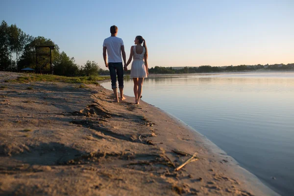 Coppia all'alba sulla spiaggia — Foto Stock