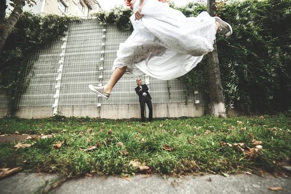 Belo casal andando e tendo — Fotografia de Stock