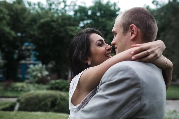 Mladý pár s obrázky — Stock fotografie