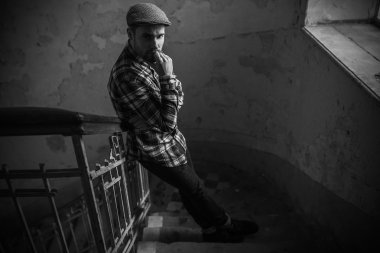 Selvedge kotla poz veren kendinden emin bir adam.