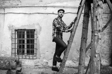Selvedge kotla poz veren kendinden emin bir adam.