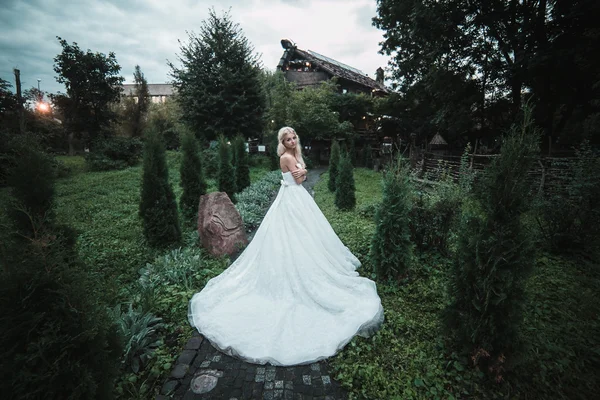 Hermosa novia en el parque — Foto de Stock