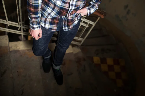Homme confiant posant en jeans selvedge — Photo