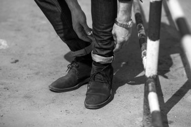 Selvedge kotla poz veren kendinden emin bir adam.