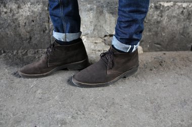 Selvedge kotla poz veren kendinden emin bir adam.