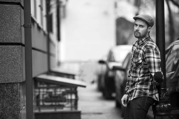 Hombre confiado posando en pantalones vaqueros — Foto de Stock