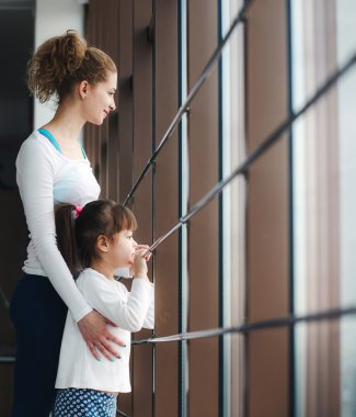 Büyüleyici aile spor salonunda vakit geçiriyor.