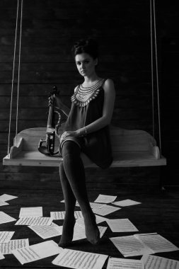 Karanlık bir odada poz veren kız.