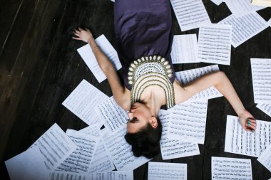 Karanlık bir odada poz veren bir kız.