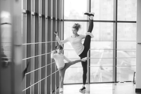 Charmig familj tillbringar tid i gymmet — Stockfoto