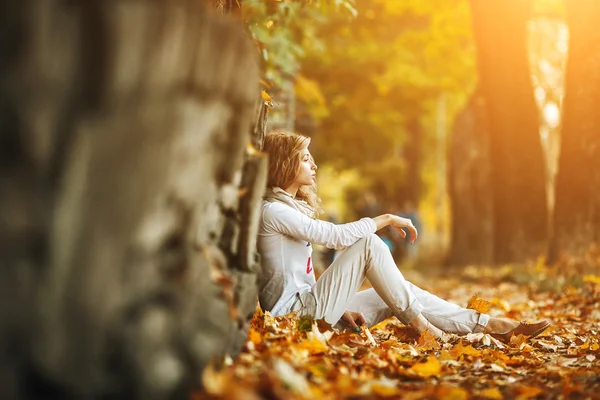 Beautiful girl in sunset light — Stock Photo, Image