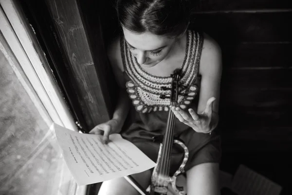Ragazza in posa e in possesso di un violino — Foto Stock