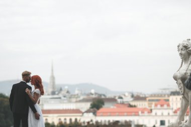 Düğün çifti bir yürüyüş