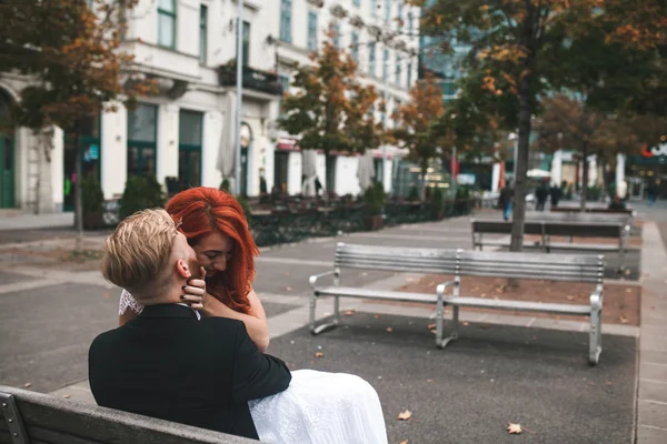 Casamento casal sentado em um banco em — Fotografia de Stock