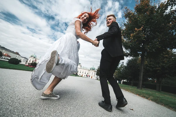 Düğün çifti bir yürüyüş — Stok fotoğraf