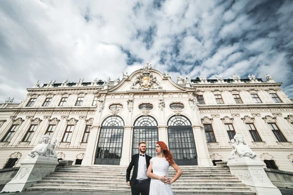 Casamento casal em uma caminhada — Fotografia de Stock