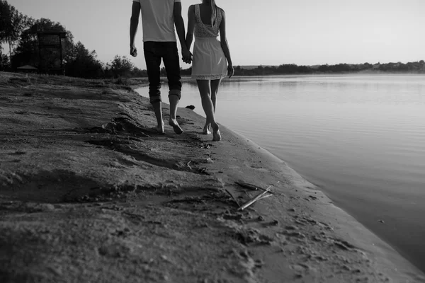 Pareja al amanecer en la playa — Foto de Stock