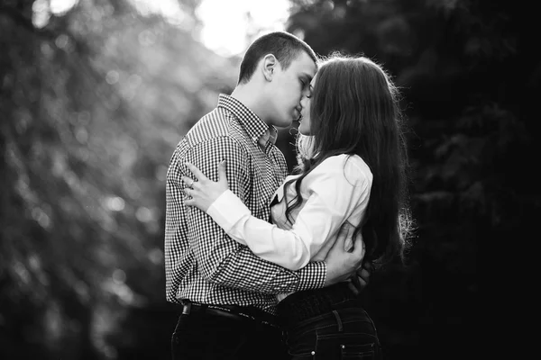 Bonito jovem casal — Fotografia de Stock