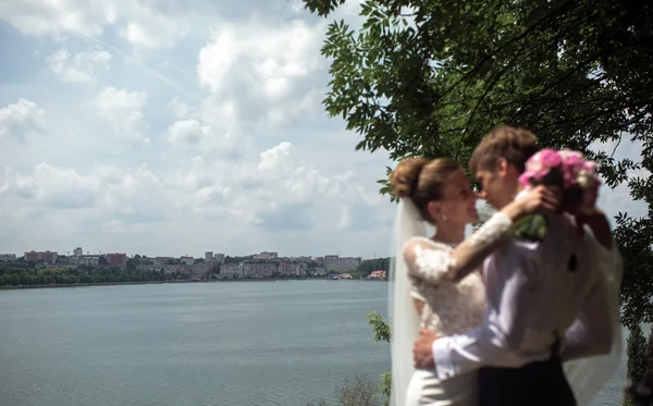 夫妇在湖背景 — 图库照片