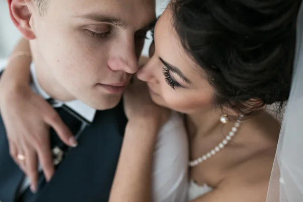 Beau couple nuptial européen dans la chambre d'hôtel — Photo