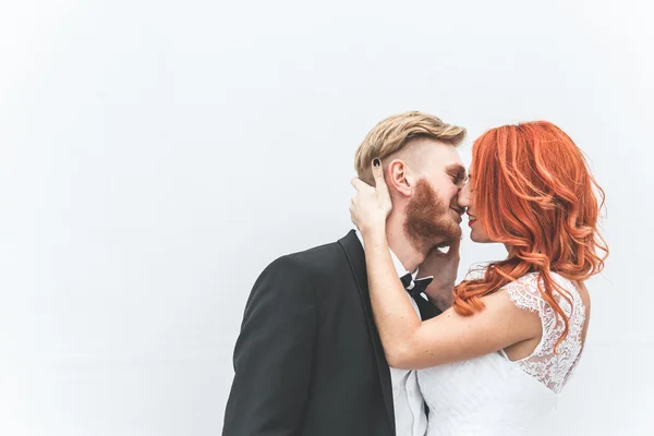 Bruiloft paar op een achtergrond van whitewall — Stockfoto