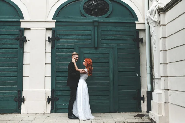 Pareja de boda en un paseo — Foto de Stock