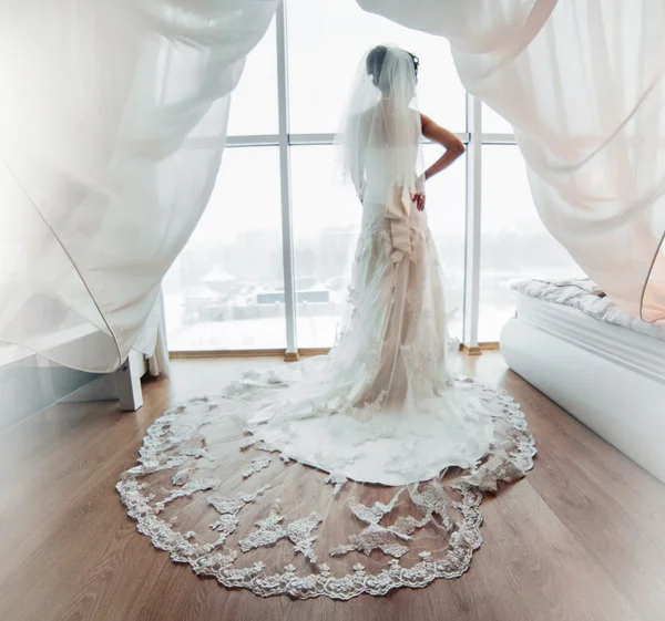 Vorbereitung der entzückenden Braut. — Stockfoto