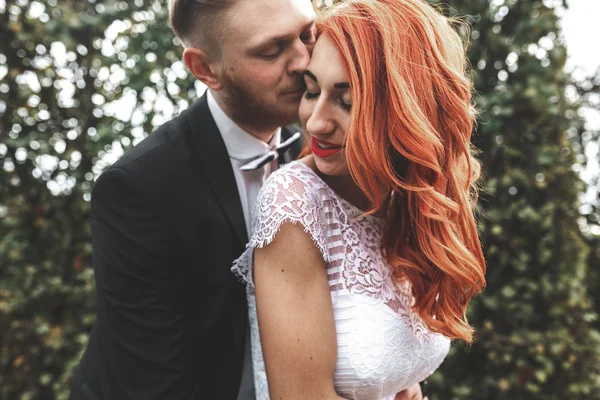 Pareja de boda en un paseo — Foto de Stock