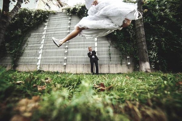 Belo casal andando e tendo — Fotografia de Stock