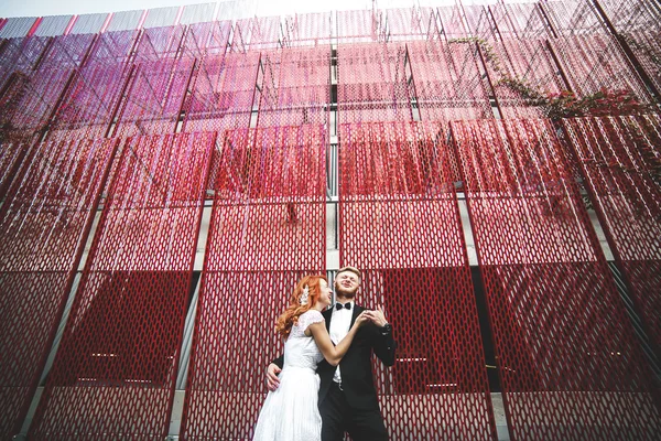 Matrimonio coppia su una passeggiata in città — Foto Stock