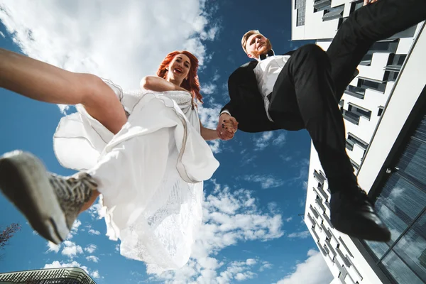 Boda pareja saltando — Foto de Stock