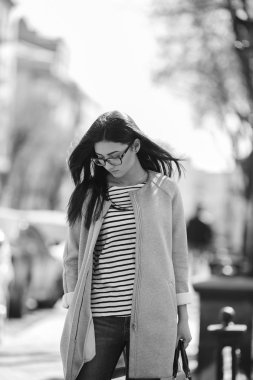 Güzel model Avrupa şehirde yürür.