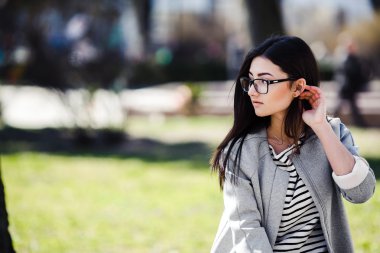 Güzel manken bardaklarda oturur