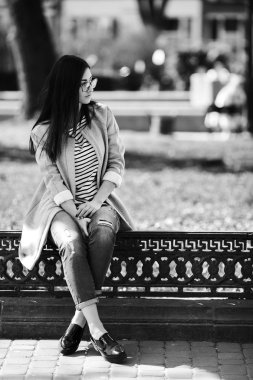 Güzel manken bardaklarda oturur