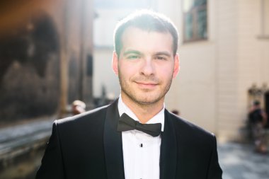 Yakışıklı damat portre için poz