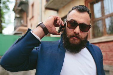 Sakallı işadamı seyir telefon