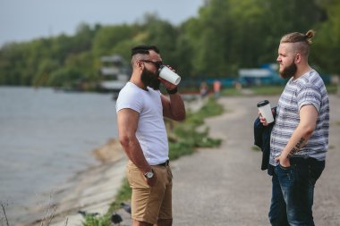 İki adam ayağa ve kahve içmek