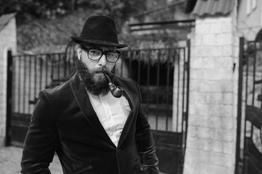 evinin yakınındaki bir ceketli zengin adamı