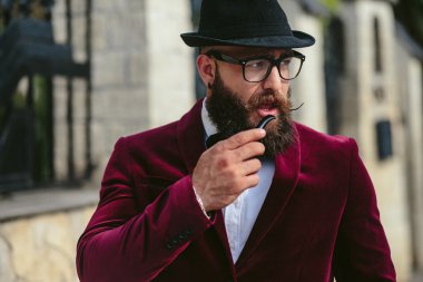 evinin yakınındaki bir ceketli zengin adamı